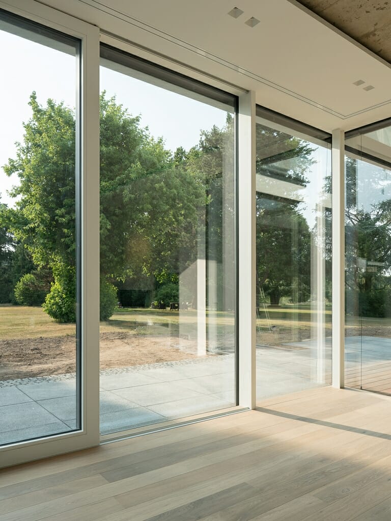 genereuze houten aluminium raamelementen BRÖCKING FENSTER