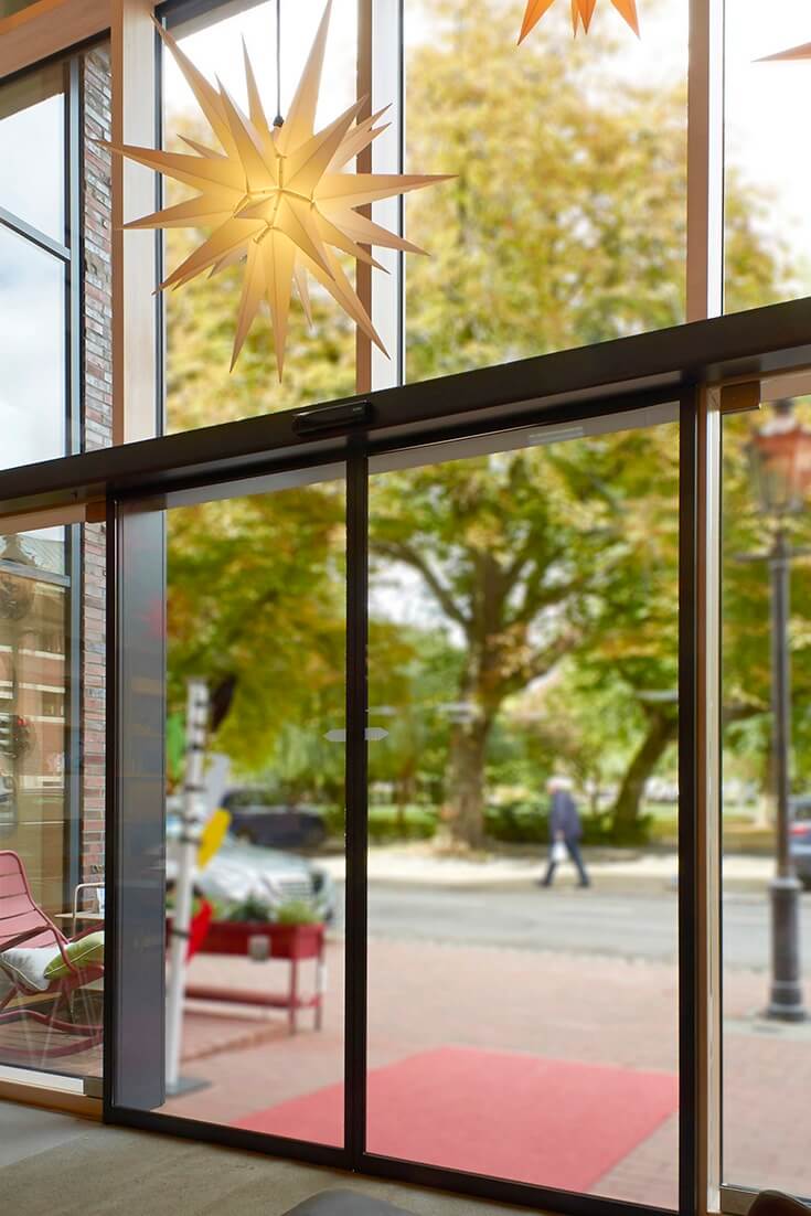 PfostenRiegel Fassade mit Automatiktür Bröcking Fenster